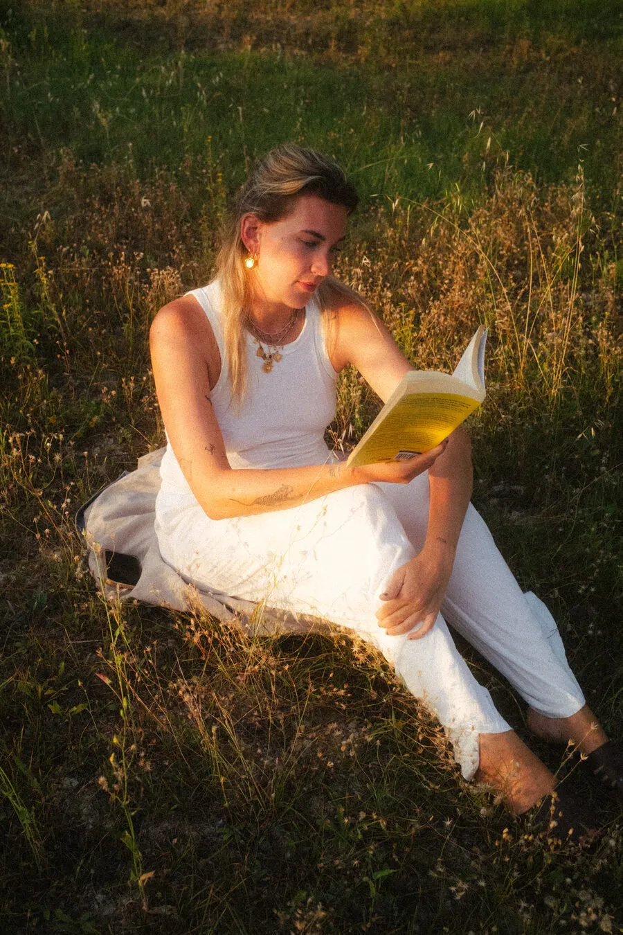 Anna Marijn, lezend in het gras